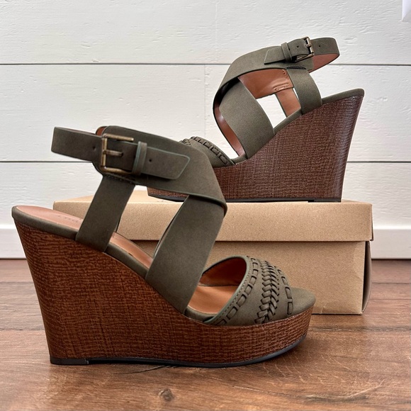 Indigo Shoes - Indigo Rd. Kash Olive/Dark Green Wedge Sandal
Size 6M